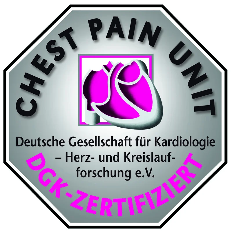 Achtkantiges Logo mit einem stilisierten Herz in Pink und Lila. Text: 'CHEST PAIN UNIT', 'Deutsche Gesellschaft für Kardiologie – Herz- und Kreislaufforschung e.V.', 'DGK-ZERTIFIZIERT'.