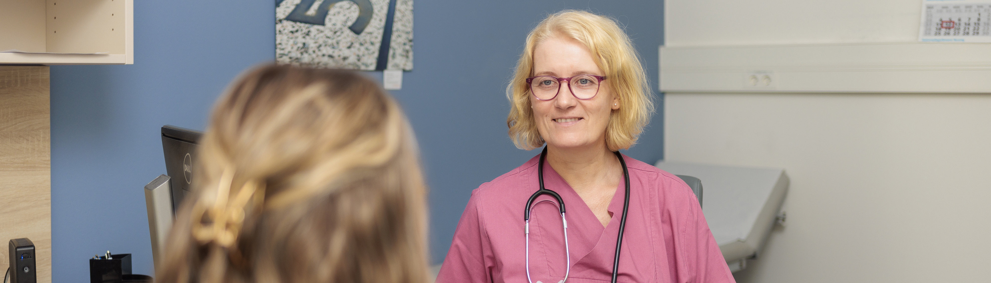 Ärztin im Gespräch mit Patientin in Praxis