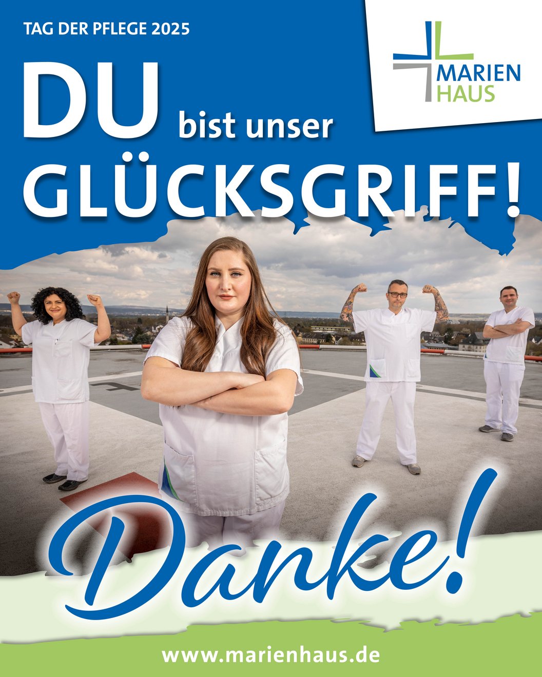 Pflegekräfte in weißer Arbeitskleidung posieren mit erhobenen Armen auf einer Dachterrasse. Text: 'Tag der Pflege 2025. Du bist unser Glücksgriff! Danke!' Logo Marienhaus.