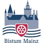 Silhouette eines Schlosses mit Türmen über Wellenlinien und rotem Wappen mit Rad, Text 'Bistum Mainz'