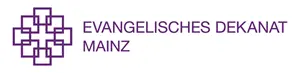 Logo des Evangelischen Dekanats Mainz, lila grafisches Muster mit dem Text 'EVANGELISCHES DEKANAT MAINZ' daneben.