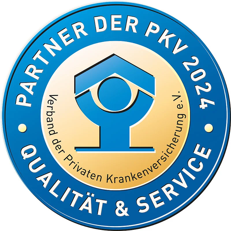 Runder blauer Abzeichen mit einem stilisierten Auge und einem Dach darüber. Text: 'PARTNER DER PKV 2024', 'QUALITÄT & SERVICE', 'Verband der Privaten Krankenversicherung e.V.'