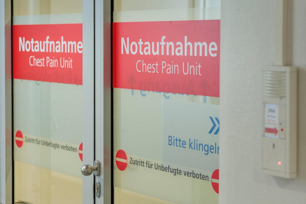 Eingangstür der Notaufnahme im Marienhaus Klinikum Mainz