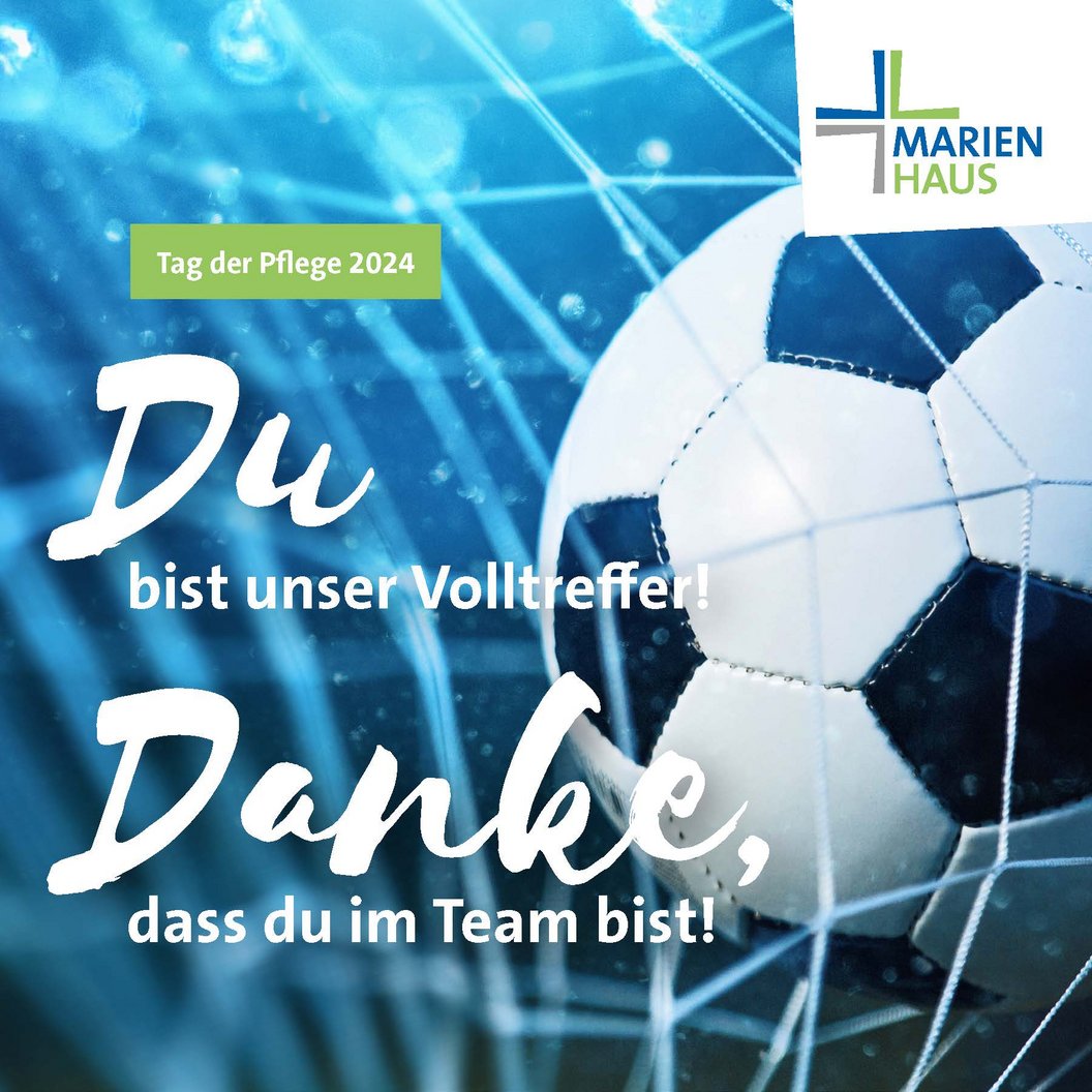 Ein Fußball im Netz mit dem Text 'Du bist unser Volltreffer! Danke, dass du im Team bist!' und dem Logo von Marienhaus.