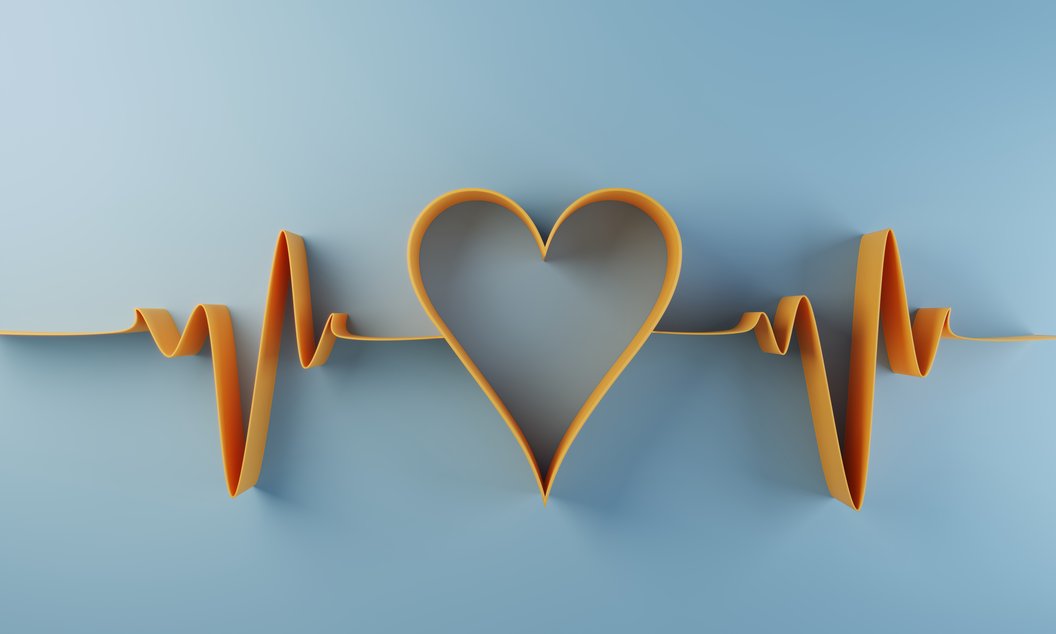 Orangene Papierstreifen formen ein Herz in der Mitte, umgeben von zwei EKG-Linien auf hellblauem Hintergrund.