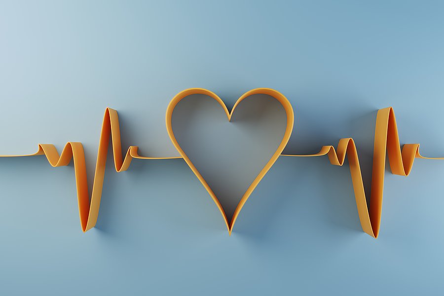 Orangene Papierstreifen formen ein Herz in der Mitte, umgeben von zwei EKG-Linien auf hellblauem Hintergrund.