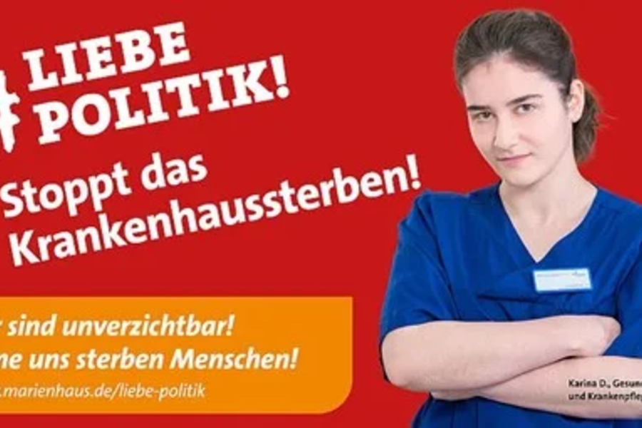Gesundheits- und Krankenpflegerin mit verschränkten Armen vor rotem Hintergrund mit Text 'Liebe Politik! Stoppt das Krankenhauststerben!'