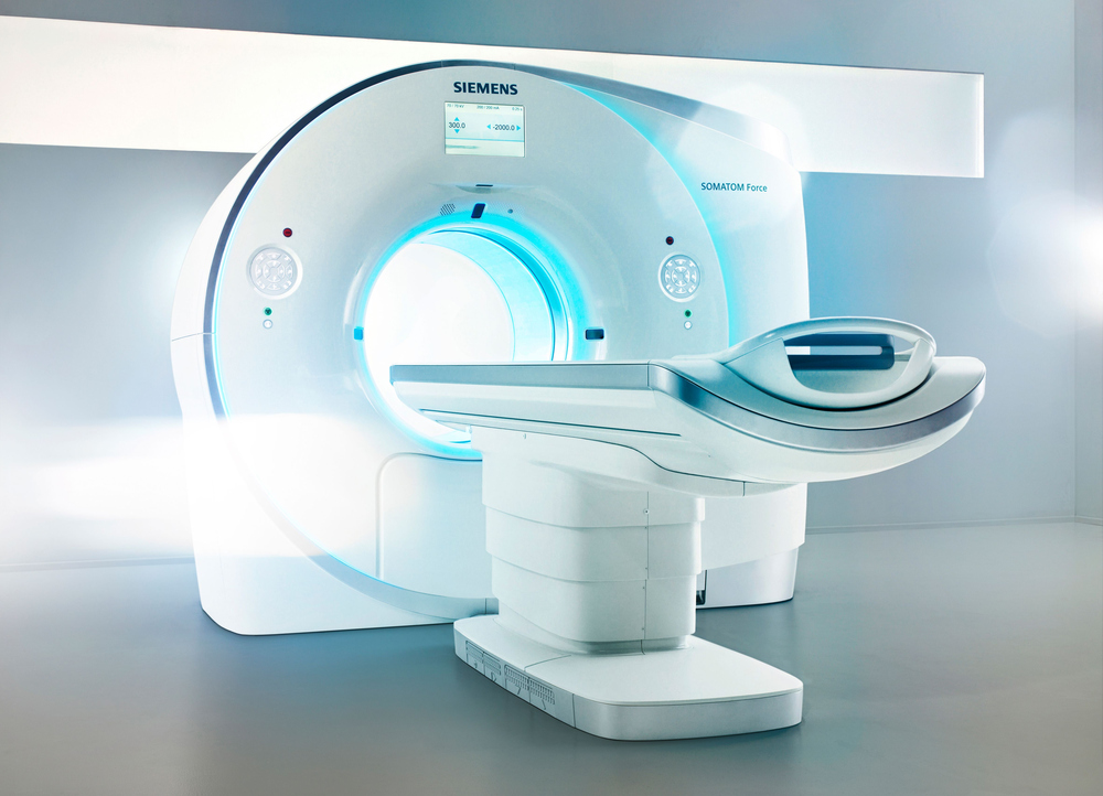 Siemens SOMATOM Force Computertomograph mit Patientenliege in modernem Untersuchungsraum