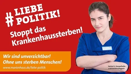 Gesundheits- und Krankenpflegerin mit verschränkten Armen vor rotem Hintergrund mit Text 'Liebe Politik! Stoppt das Krankenhauststerben!'